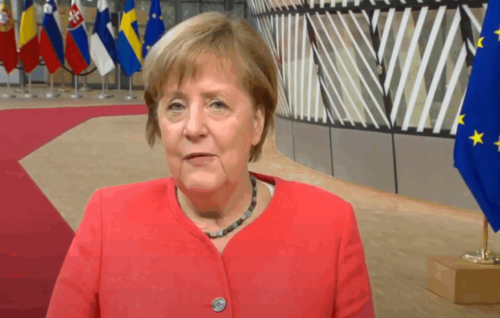 Da li je Angela Merkel i dalje ‘čelična <span style='color:red;'><b>kancelarka</b></span>’ ili joj popušta zdravlje? (VIDEO)